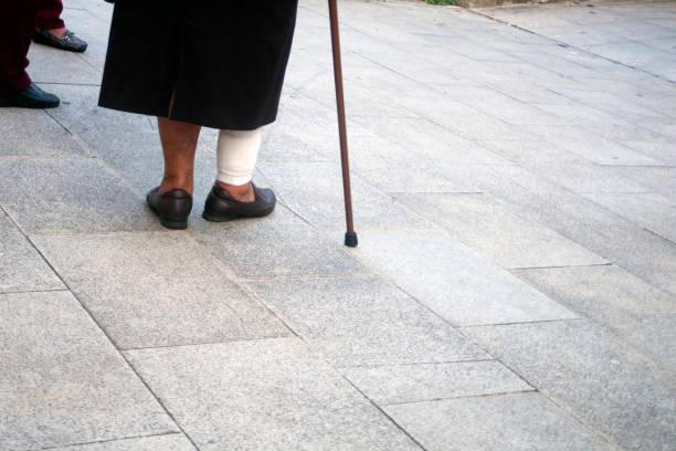 старшая женщина с трой трой и повязкой на ногах - garment fragility women skirt стоковые фото и изображения