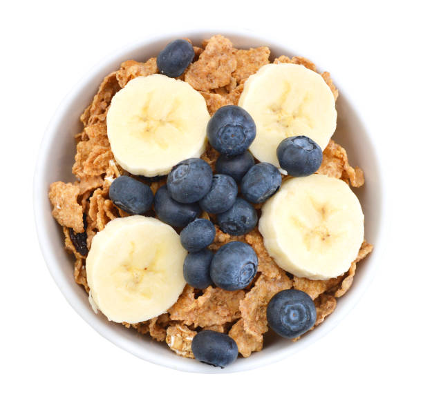 cereal de salvado y pasas en un tazón, vista superior - bran flakes fotografías e imágenes de stock