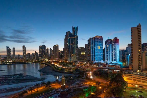 ciudad de panamá por la noche - panamá fotografías e imágenes de stock