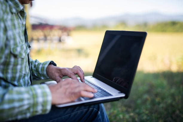 progressive räube mit laptop. - farmer rural scene laptop computer stock-fotos und bilder