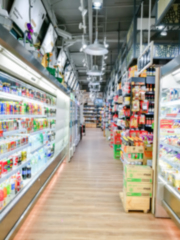 Borroso de los estantes de productos en el supermercado o tienda de comestibles, utilizar como fondo