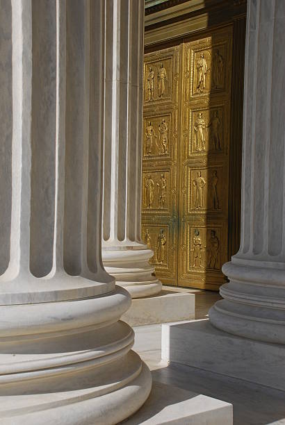 portiera anteriore di corte suprema - column corinthian government building federal building foto e immagini stock