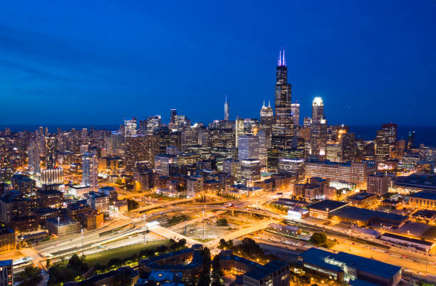 chicago cityscape at night aerial - chicago at night fotografías e imágenes de stock