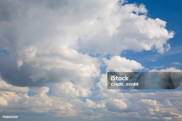 Nubes De Verano Foto de stock y más banco de imágenes de Altocúmulo - Altocúmulo, Azul, Blanco - Color