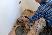 senior-parquet-worker-schneidet-die-bodenplatten-mit-chop-saw.jpg?b=1&s=170x170&k=20&c=19W4itJz86BkE_uhN6O_8Lq6HANSdC2mTxuJsb0ONoo=