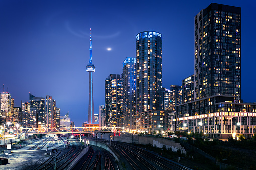 Toronto skyline por la noche photo
