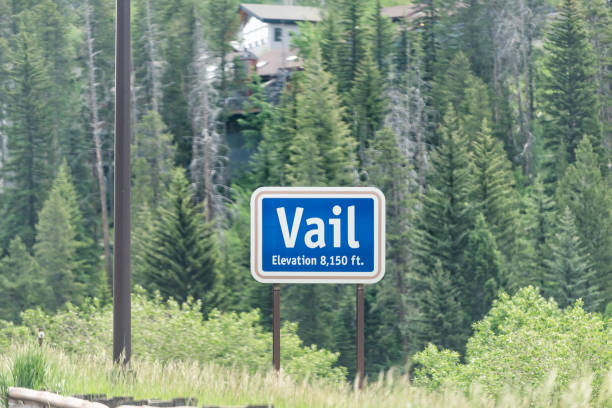 콜로라도 마을을 통과하는 도로 고속도로와 바위 산맥의 고도 표지판및 베일 - the eagle 뉴스 사진 이미지