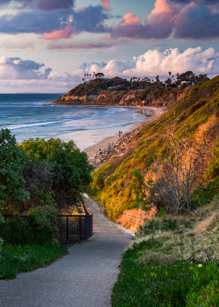 tuberías de ruptura de surf - california coastline beach cliff fotografías e imágenes de stock