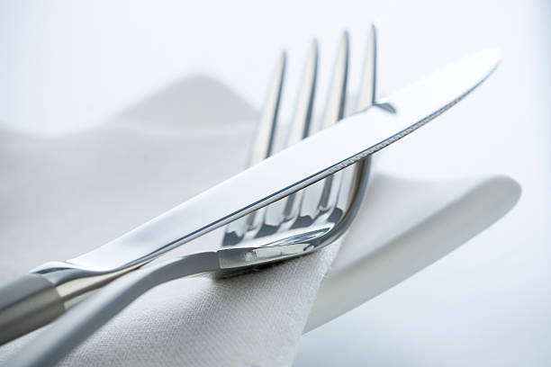 tenedor y cuchillo - silverware place setting napkin fork fotografías e imágenes de stock