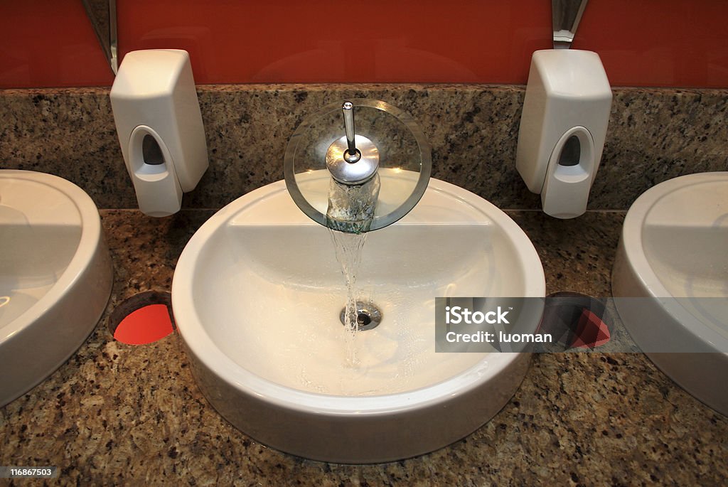 Elegante lavamanos y pulse - Foto de stock de Baño libre de derechos