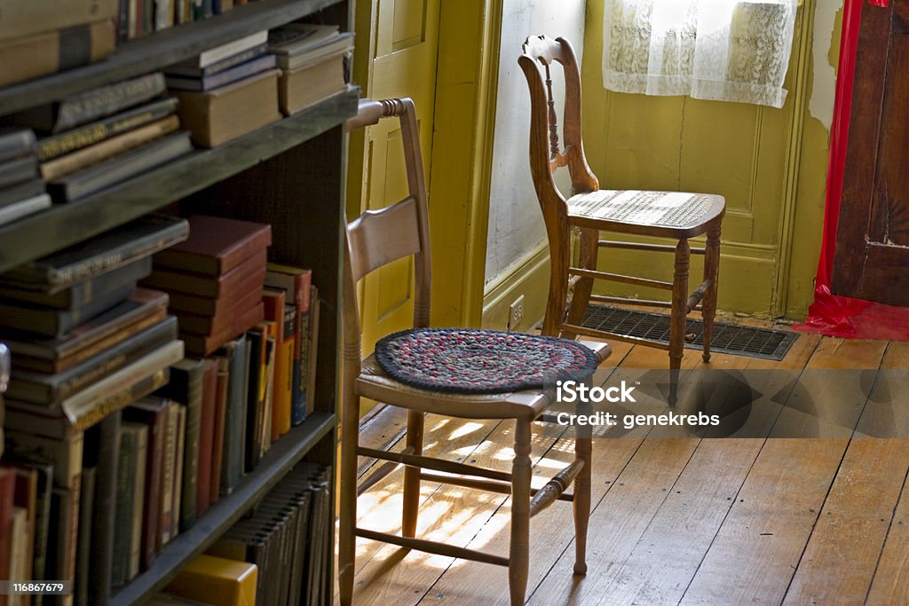2 つの木製椅子は、午後の太陽の光で、古いいます。 - カラー画像のロイヤリティフリーストックフォト