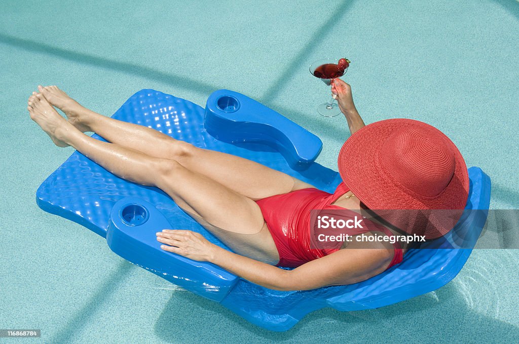 La dame en rouge natation Suite de la piscine - Photo de Piscine libre de droits