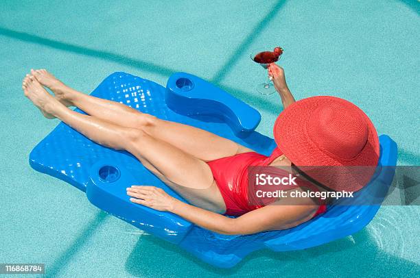 Photo libre de droit de La Dame En Rouge Natation Suite De La Piscine banque d'images et plus d'images libres de droit de Piscine - Piscine, Flotteur, Femmes