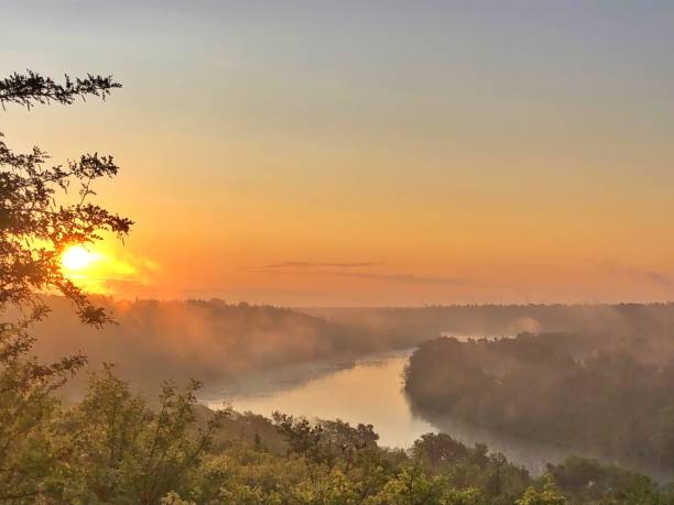 mgła nad rzeką - north saskatchewan river zdjęcia i obrazy z banku zdjęć