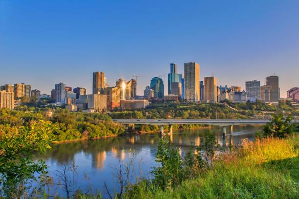 ciudad panorámica iluminada por el sol - north saskatchewan river fotografías e imágenes de stock