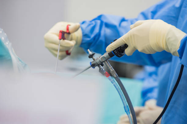 chirurgie team in de operatiekamer - robotchirurgie stockfoto's en -beelden