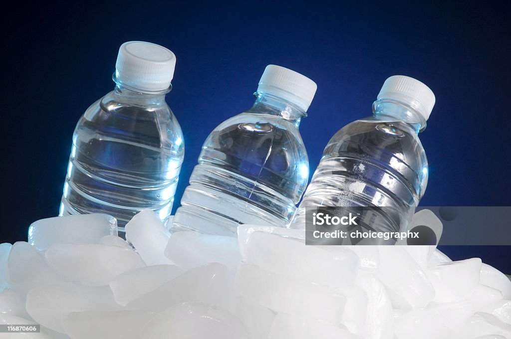 Agua embotellada en hielo - Foto de stock de Agua potable libre de derechos