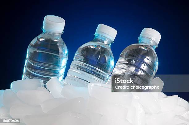 Agua Embotellada En Hielo Foto de stock y más banco de imágenes de Agua potable - Agua potable, Agua purificada, Bebida