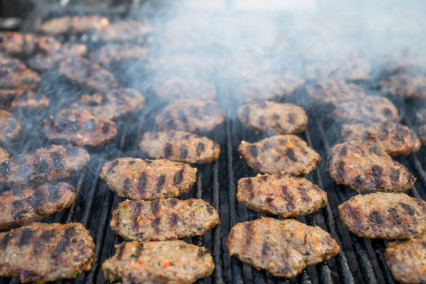 nahaufnahme von gegrilltem rock steak mit rauch auf grill - skirt steak steak close up grilled stock-fotos und bilder