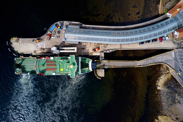 navio de aterragem da balsa chegada vista aérea no porto da doca no louro inverclyde scotland de wemyss - ferry terminal - fotografias e filmes do acervo