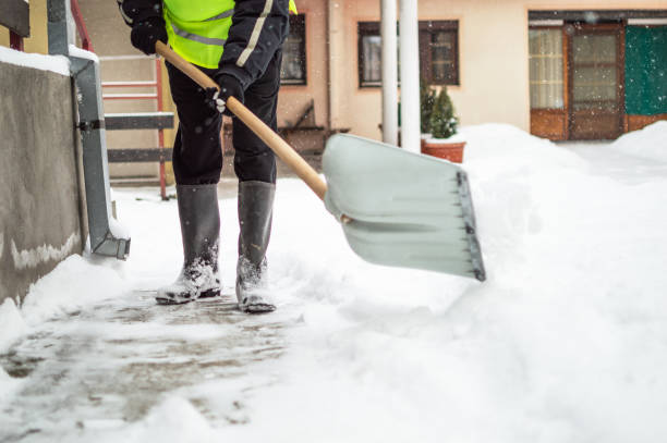 uomo con pala di neve pulisce marciapiede - snow remover foto e immagini stock