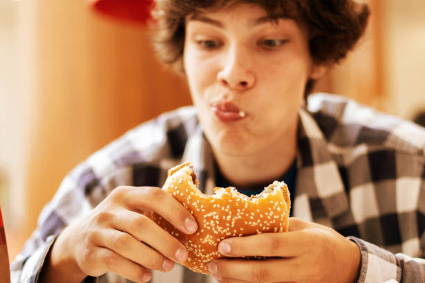 teenager, ungesund esnährt, lebensmittelsüchtige, sucht - eating sandwich emotional stress food stock-fotos und bilder