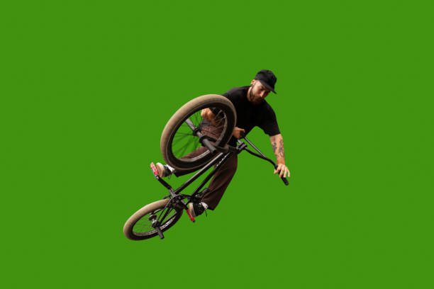 녹색 화면에 bmx 라이더. - bmx cycling bicycle street jumping 뉴스 사진 이미지