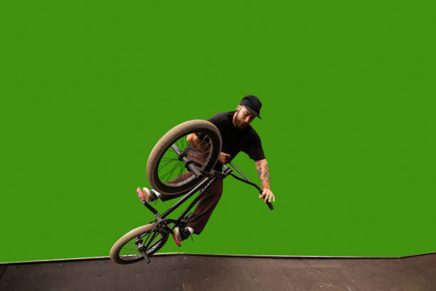 녹색 화면에 bmx 라이더. - bmx cycling bicycle street jumping 뉴스 사진 이미지