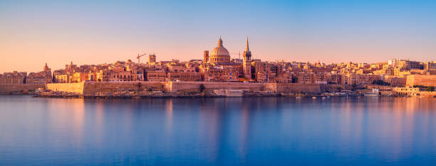 sonnenaufgang über der stadt valletta, der hauptstadt maltas - stone water sea mediterranean sea stock-fotos und bilder