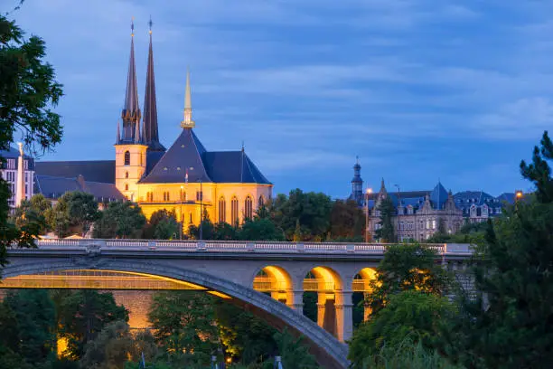 A night view of the Notre Dame Cathedral and the Adolphe Bridge in the foreground