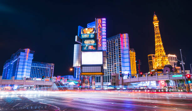 skyline de las vegas na noite. - welcome to fabulous las vegas - fotografias e filmes do acervo