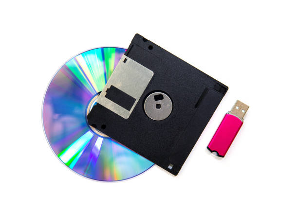 lecteur flash d'usb, disque de cd et disquette d'isolement sur le fond blanc - version 3 flash photos et images de collection