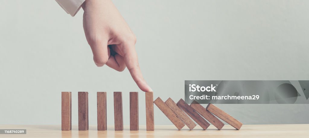 Handstopp Holz Domino-Geschäftskriseneffekt oder Risikoschutzkonzept - Lizenzfrei Risiko Stock-Foto