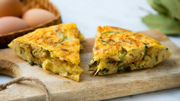 veggie spanische tortilla - spanisches omelett stock-fotos und bilder