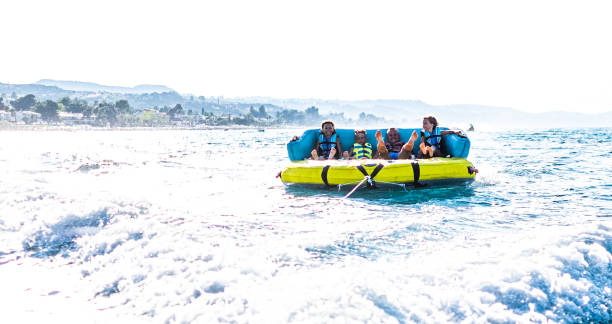 familia disfrutando de paseo en agua - life jacket little girls motorboating sailing fotografías e imágenes de stock