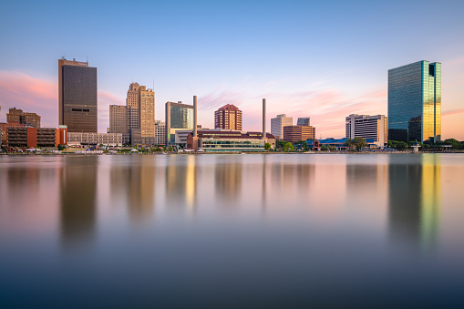 Toledo, Ohio, EE.UU. Skyline en el río photo