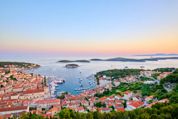 vista della città di hvar, croazia. porto della vecchia isola adriatica - adriatic sea sea architecture bay foto e immagini stock