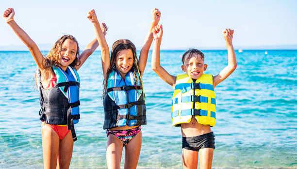 retrato de tres niños después de paseo por el agua - life jacket little girls motorboating sailing fotografías e imágenes de stock