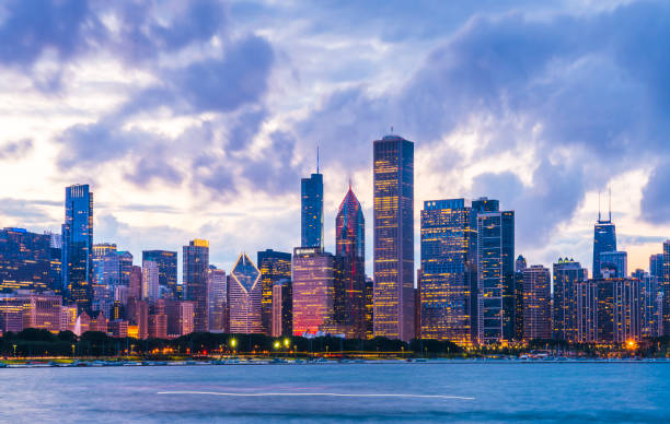 skyline de chicago no por do sol com céu nebuloso e reflexão na água. - 3686 - fotografias e filmes do acervo