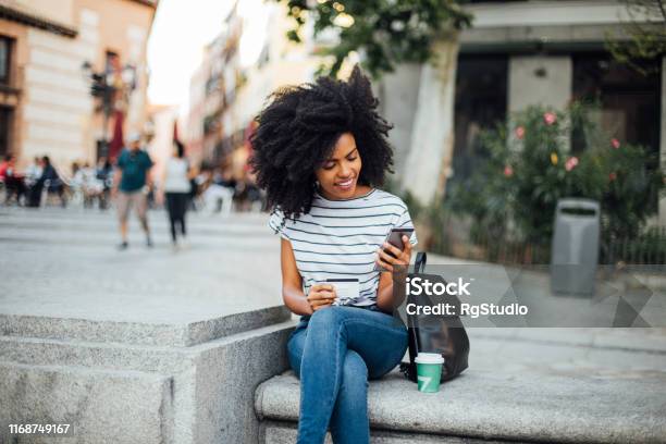 Hermosa Chica Comprando En Línea En La Calle Foto de stock y más banco de imágenes de Tarjeta de crédito - Tarjeta de crédito, Ir de compras, Cliente