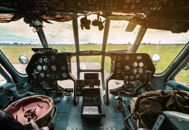 cockpit eines militärhubschraubers - airplane electronics industry air vehicle cockpit stock-fotos und bilder