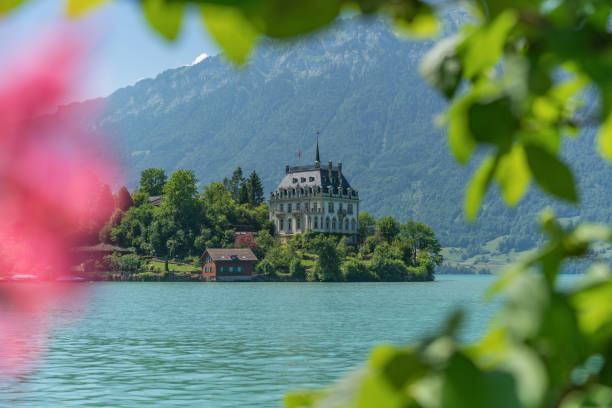 castello di iseltwald sul lago di brienz in svizzera - jungfrau region foto e immagini stock