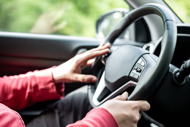 Man hand holding car steering wheel - Male hand close up shallow dof depth of field driving car - Two hands on steering wheel in traffic driving style background backdrop focus on steering wheel mano de hombre sosteniendo el volante del coche - mano masculina cerrar la profundidad de la profundidad de campo poco profunda del coche de conducción de campo - dos manos en el volante en el estilo de conducción de tráfico fondo enfoque en el volante
