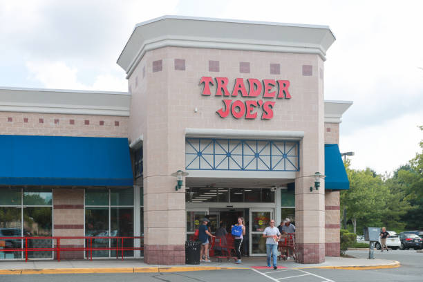 exterior de trader joe - negociador bursátil fotografías e imágenes de stock