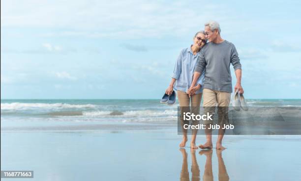 Photo libre de droit de Age Voyage Tourisme Et Concept De Personnes Couples Aînés Heureux Retenant Des Mains Et Marchant Sur La Plage Dété banque d'images et plus d'images libres de droit de Troisième âge