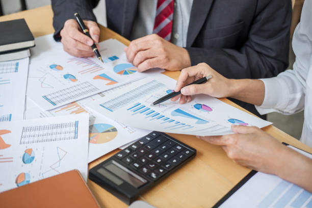 Two business team discussing and planning strategy company growth project success financial statistics, Partner meeting professional investor working start up project for both company with document. dos equipos de negocio según la estrategia y planificación de las estadísticas financieras de éxito del proyecto de crecimiento de la empresa, socio reunión de inversorprofesional de inicio proyecto de inicio para ambas empresas con documento