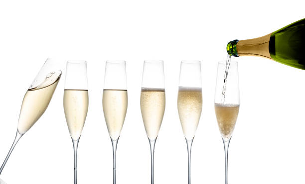 flûtes à champagne gallerie - champagne pouring champagne flute glass photos et images de collection