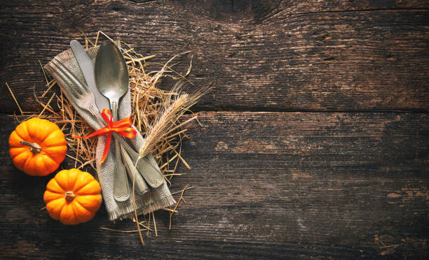 autumn background with vintage place setting on old wooden table - silverware fork place setting napkin imagens e fotografias de stock