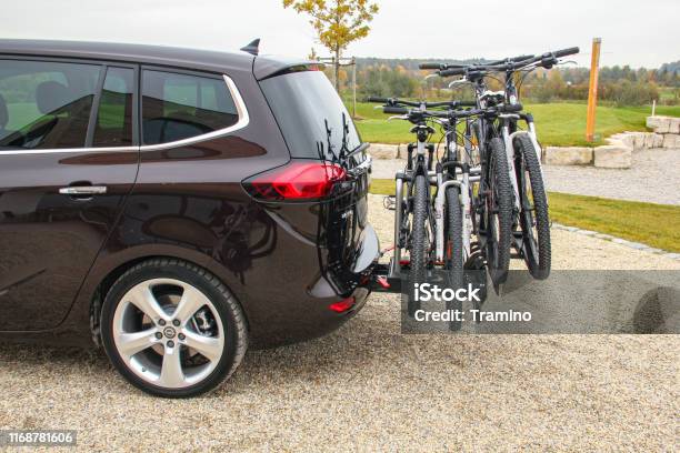 Opvouwbare Achterfiets Houder In Een Auto Stockfoto en meer beelden van Fietsenrek - Fietsenrek, Zonder mensen, Apparatuur