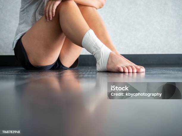 Peti Retire At The Barre In T Strap Jazz Shoes In Dance Class Stock Photo -  Download Image Now - iStock